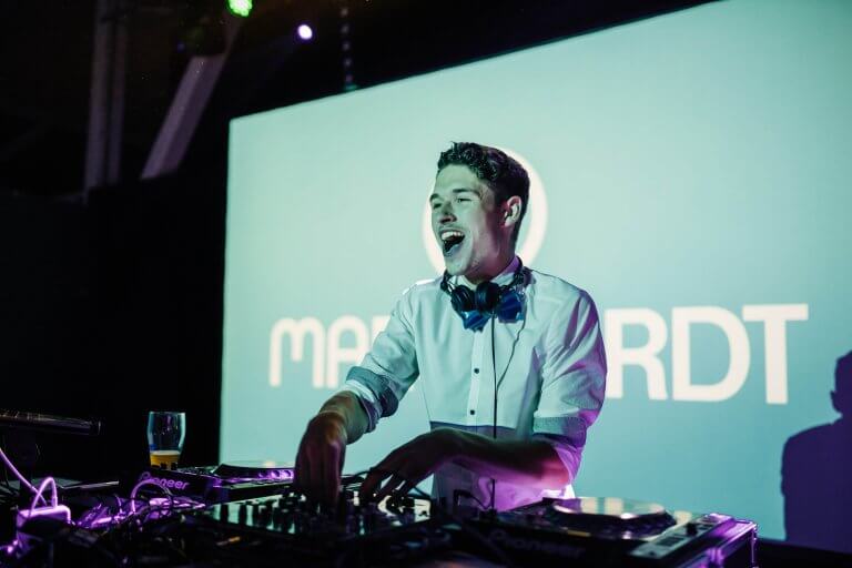 DJ Wayne am Mischpult bei einem Marquardt-Event